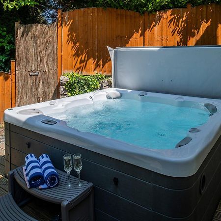 The Coachhouse - Cottage With Private Hot Tub Colwyn Bay Eksteriør bilde
