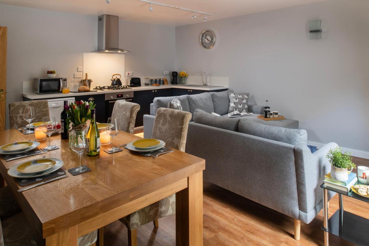 The Coachhouse - Cottage With Private Hot Tub Colwyn Bay Eksteriør bilde