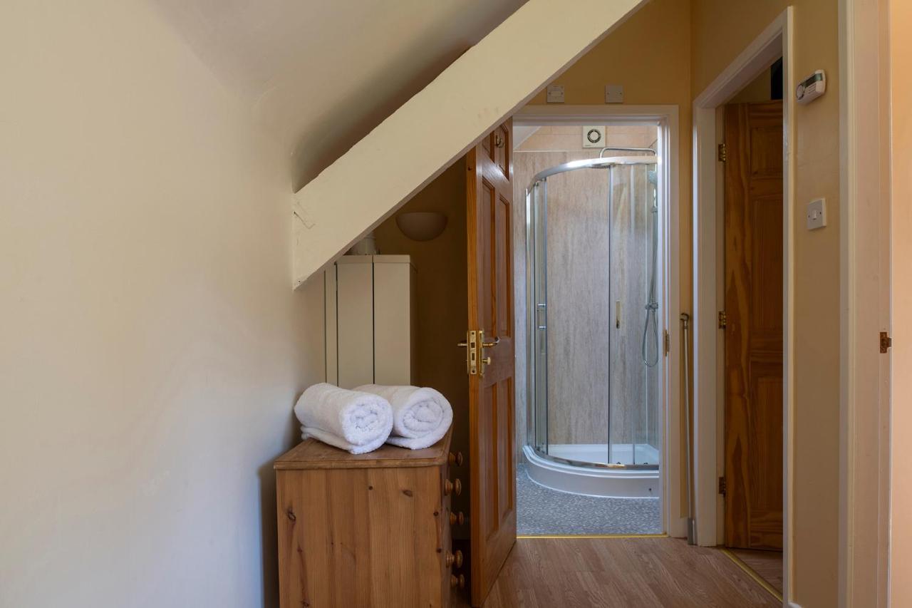 The Coachhouse - Cottage With Private Hot Tub Colwyn Bay Eksteriør bilde