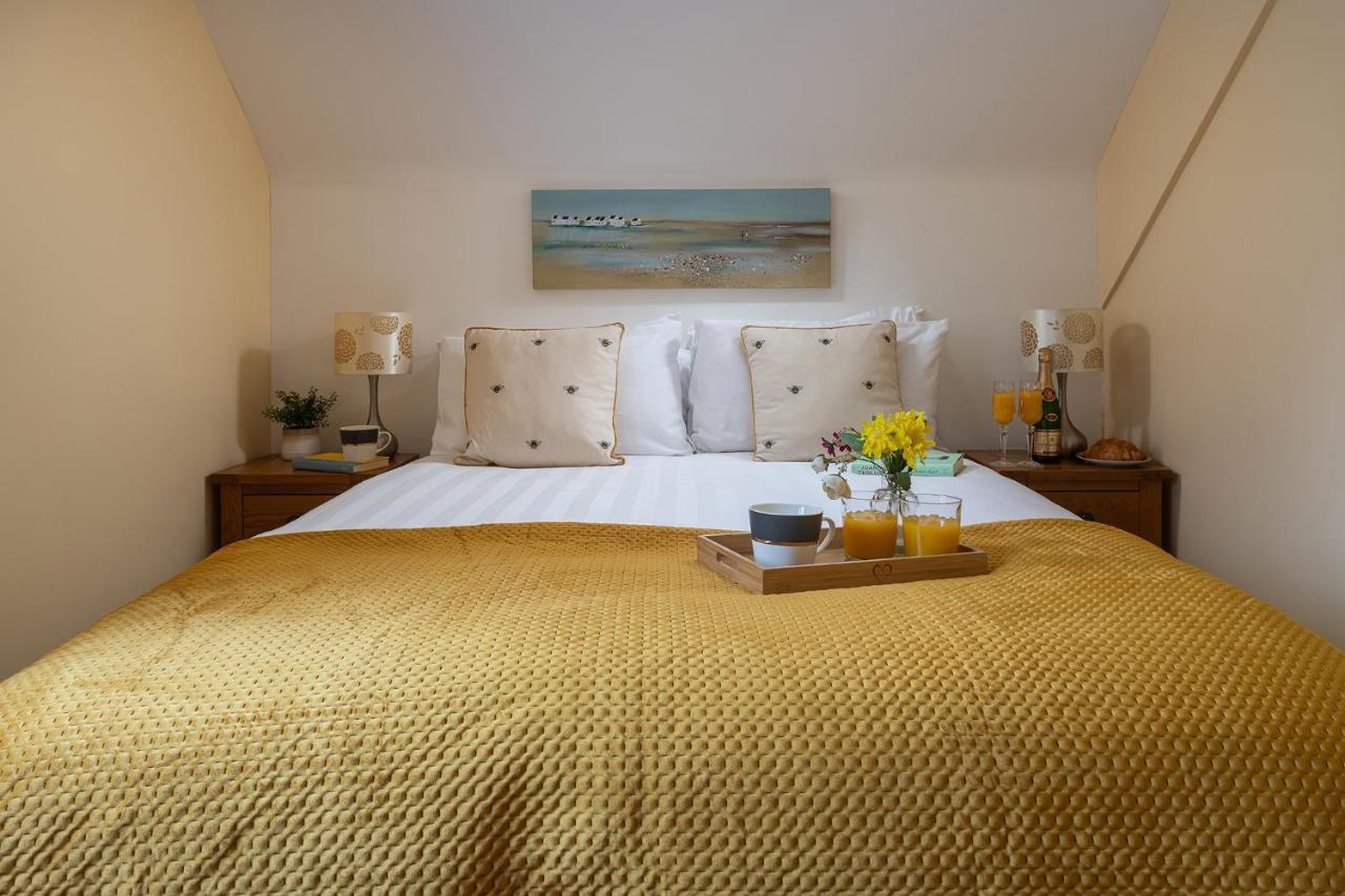 The Coachhouse - Cottage With Private Hot Tub Colwyn Bay Eksteriør bilde