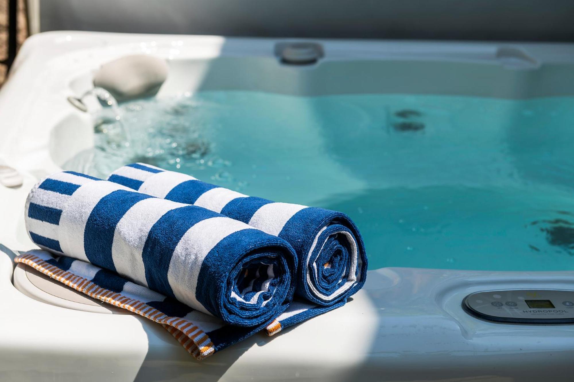 The Coachhouse - Cottage With Private Hot Tub Colwyn Bay Eksteriør bilde