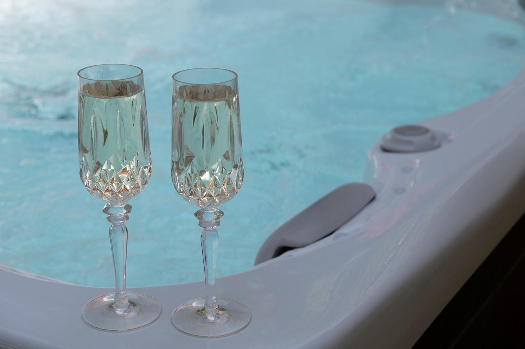 The Coachhouse - Cottage With Private Hot Tub Colwyn Bay Eksteriør bilde