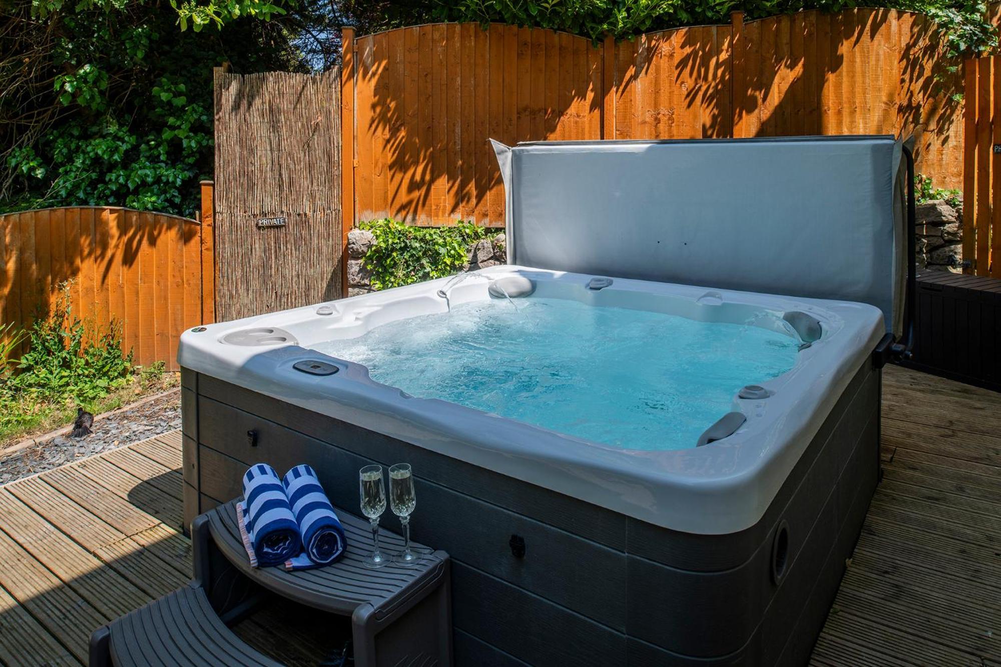 The Coachhouse - Cottage With Private Hot Tub Colwyn Bay Eksteriør bilde