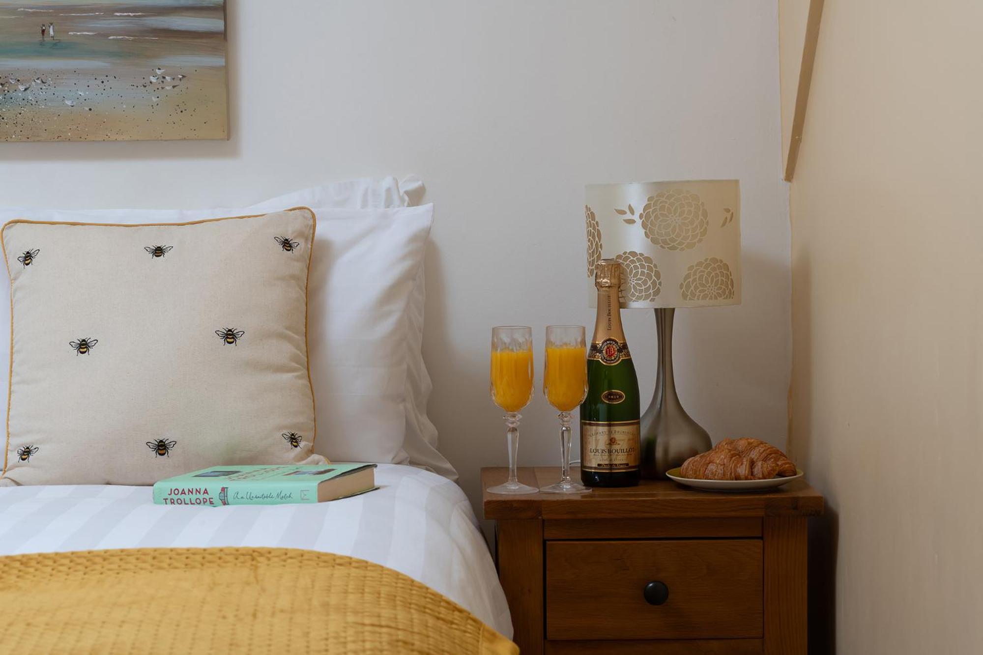The Coachhouse - Cottage With Private Hot Tub Colwyn Bay Eksteriør bilde
