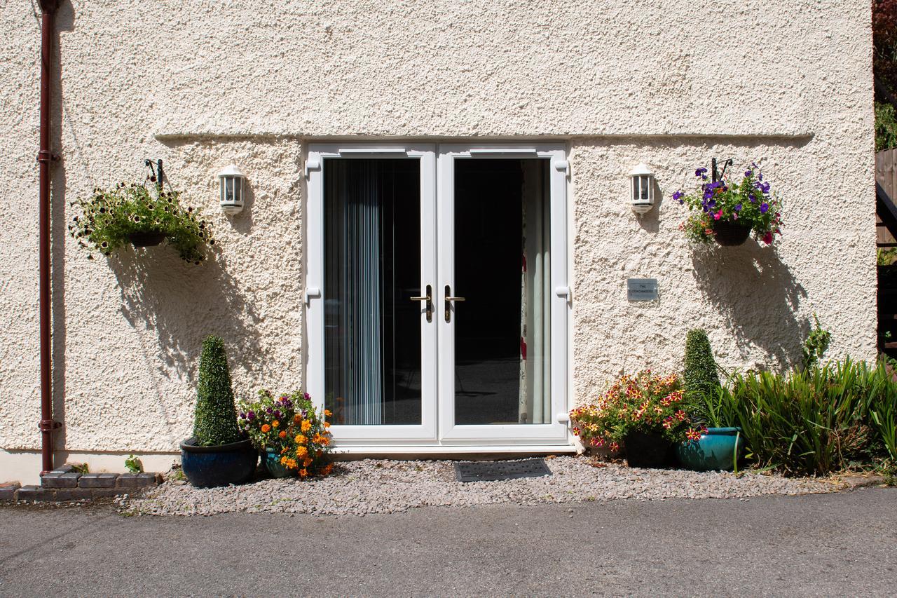 The Coachhouse - Cottage With Private Hot Tub Colwyn Bay Eksteriør bilde